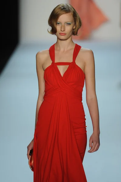 Modelo en Badgley Mischka desfile de moda — Foto de Stock