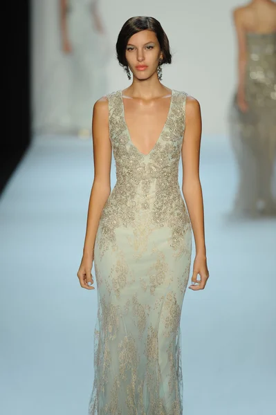 Modèle au défilé Badgley Mischka — Photo