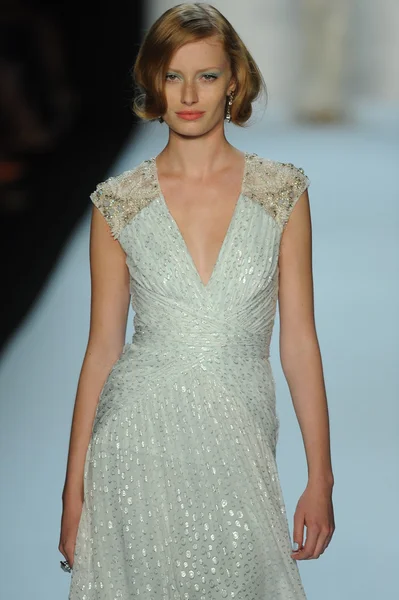 Modelo en Badgley Mischka desfile de moda — Foto de Stock