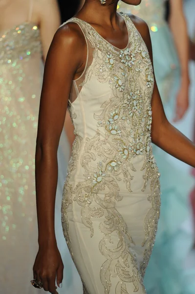 Model at Badgley Mischka fashion show — Stock Photo, Image