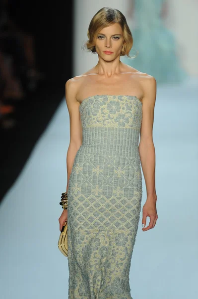 Model pokaz mody badgley mischka — Zdjęcie stockowe