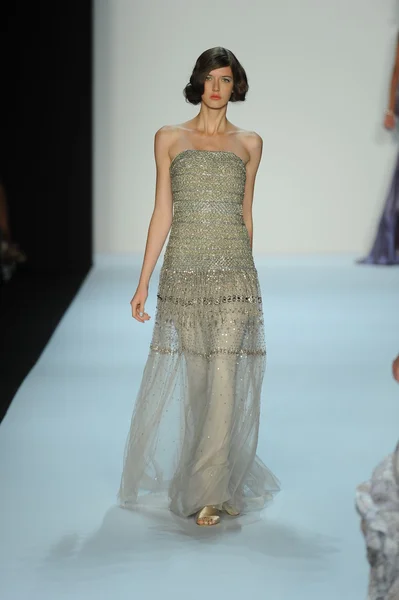 Model pokaz mody badgley mischka — Zdjęcie stockowe