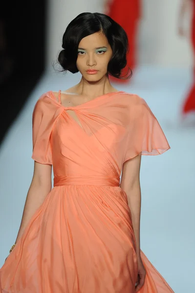 Modelo no desfile de moda Badgley Mischka — Fotografia de Stock