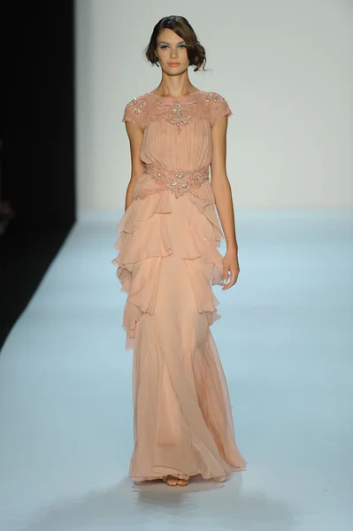 Modelo no desfile de moda Badgley Mischka — Fotografia de Stock