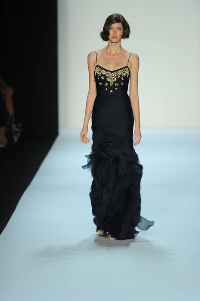 Modèle au défilé Badgley Mischka — Photo