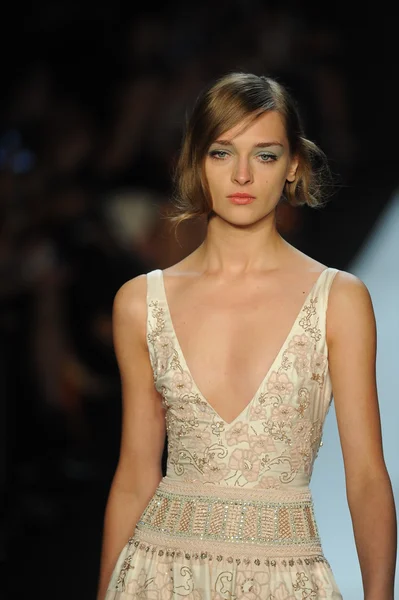 Modelo en Badgley Mischka desfile de moda — Foto de Stock