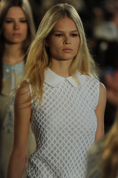 Modelo caminha pista no desfile de moda Tory Burch — Fotografia de Stock