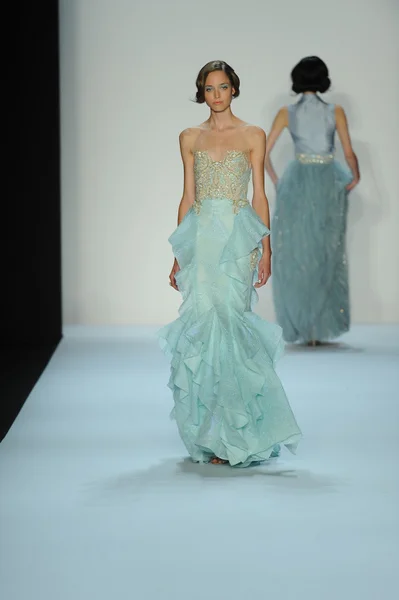 Model pokaz mody badgley mischka — Zdjęcie stockowe