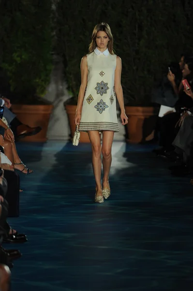 Modello Lindsey Wixson alla sfilata di moda Tory Burch — Foto Stock