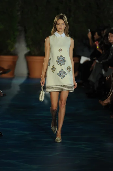 Model Lindsey Wixson at Tory Burch fashion show — Stock Photo, Image