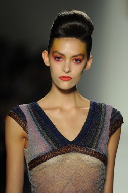 deng hao shenzhen moda tasarım modelinde göster