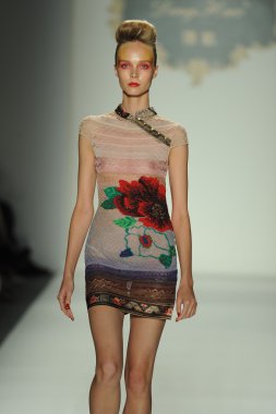 deng hao shenzhen moda tasarım modelinde göster