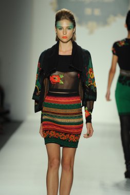 deng hao shenzhen moda tasarım modelinde göster