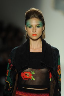 deng hao shenzhen moda tasarım modelinde göster