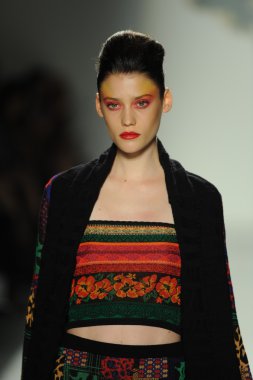 deng hao shenzhen moda tasarım modelinde göster