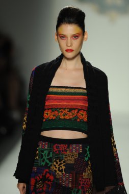 deng hao shenzhen moda tasarım modelinde göster