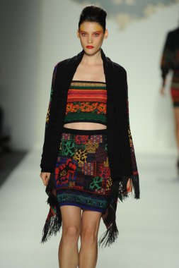 deng hao shenzhen moda tasarım modelinde göster