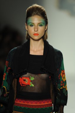 deng hao shenzhen moda tasarım modelinde göster