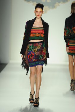 deng hao shenzhen moda tasarım modelinde göster