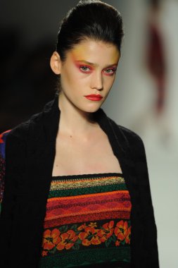 deng hao shenzhen moda tasarım modelinde göster