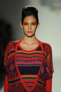 deng hao shenzhen moda tasarım modelinde göster