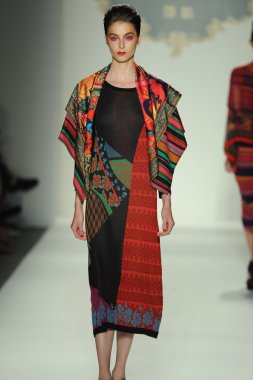 deng hao shenzhen moda tasarım modelinde göster