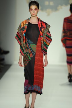 deng hao shenzhen moda tasarım modelinde göster