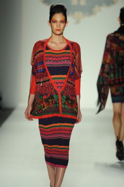 deng hao shenzhen moda tasarım modelinde göster