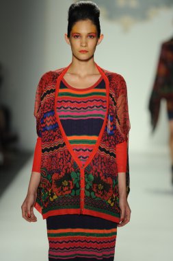 deng hao shenzhen moda tasarım modelinde göster