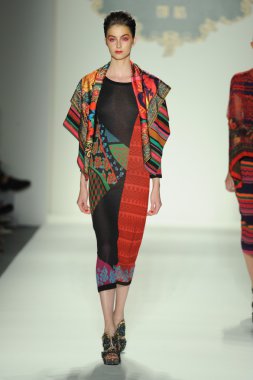 deng hao shenzhen moda tasarım modelinde göster