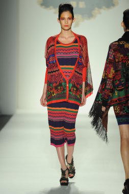 deng hao shenzhen moda tasarım modelinde göster