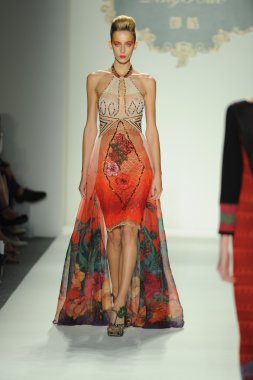 deng hao shenzhen moda tasarım modelinde göster