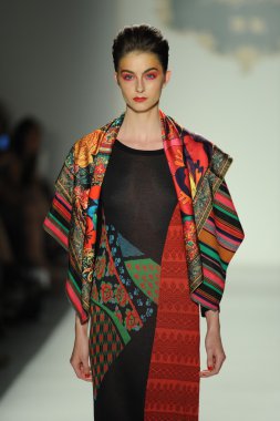 deng hao shenzhen moda tasarım modelinde göster