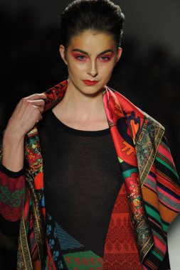 deng hao shenzhen moda tasarım modelinde göster