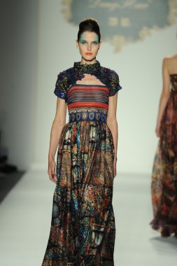 deng hao shenzhen moda tasarım modelinde göster