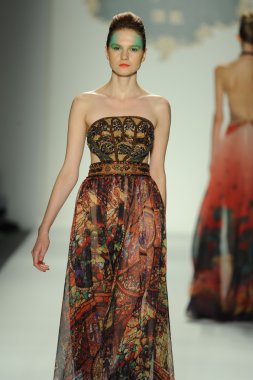 deng hao shenzhen moda tasarım modelinde göster