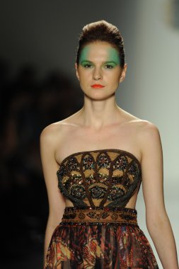 deng hao shenzhen moda tasarım modelinde göster