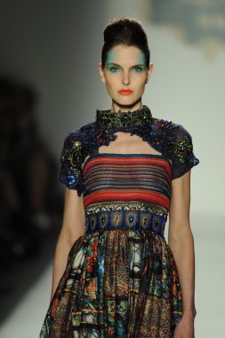 deng hao shenzhen moda tasarım modelinde göster