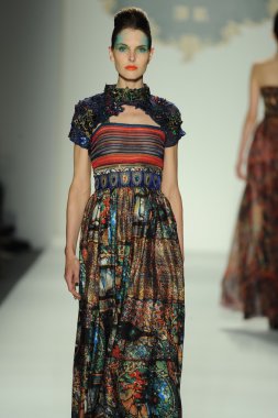 deng hao shenzhen moda tasarım modelinde göster