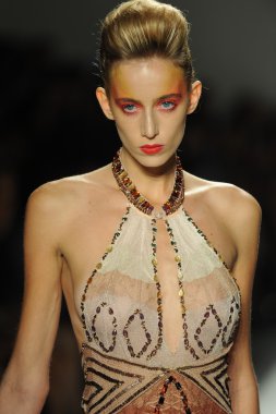 deng hao shenzhen moda tasarım modelinde göster