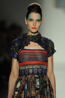 deng hao shenzhen moda tasarım modelinde göster