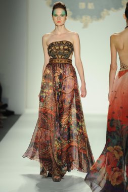 deng hao shenzhen moda tasarım modelinde göster