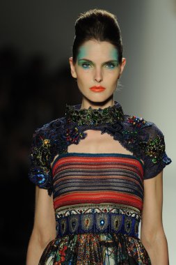 deng hao shenzhen moda tasarım modelinde göster