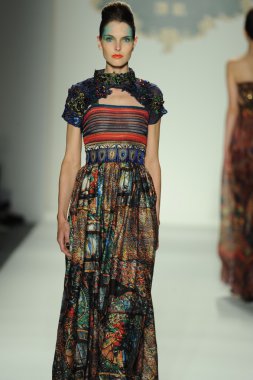 deng hao shenzhen moda tasarım modelinde göster