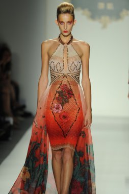 deng hao shenzhen moda tasarım modelinde göster