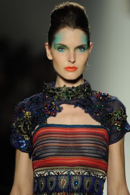 deng hao shenzhen moda tasarım modelinde göster