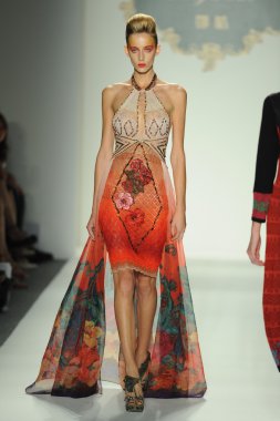 deng hao shenzhen moda tasarım modelinde göster