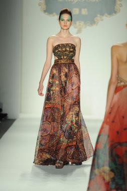 deng hao shenzhen moda tasarım modelinde göster