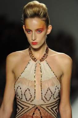 deng hao shenzhen moda tasarım modelinde göster