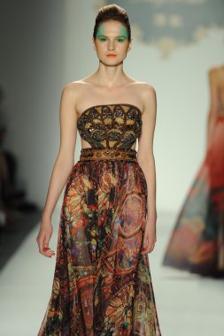 deng hao shenzhen moda tasarım modelinde göster
